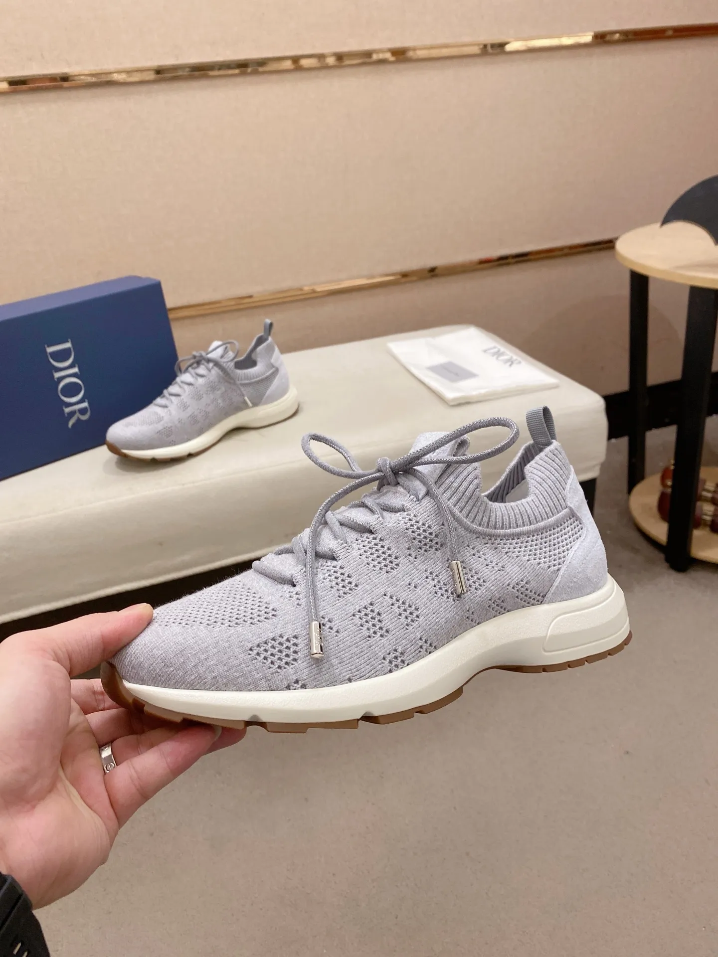 Factory price: 420💰Dior's latest men's fashion sneakers. This item draws inspiration from retro jogging shoes. Featuring a thick, low-top design, it features a mesh fabric upper and an ultra-light rubber foam sole. The side is decorated with an embossed "Di~r" logo. Code number: 39-44 (order 38, 45, 46)